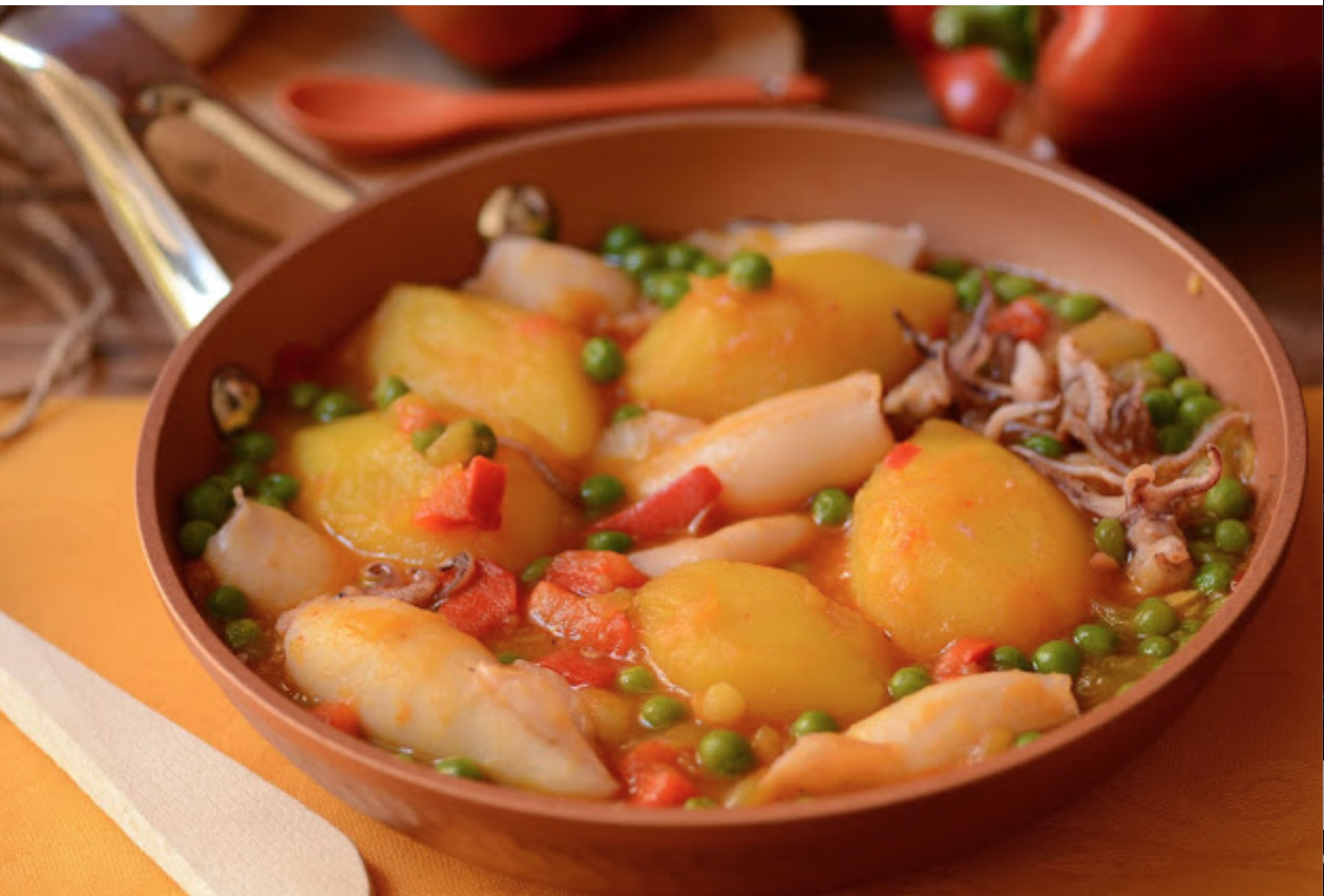 Ensalada de pimientos asados atún y huevo con calamares con patatas, guisantes y azafrán